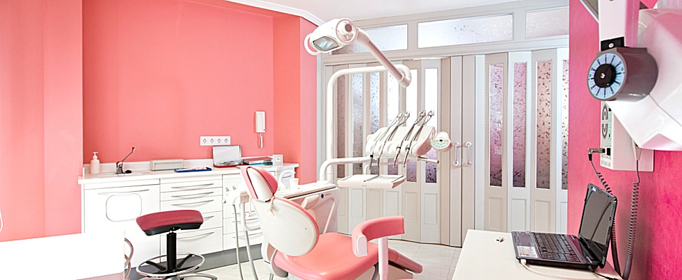 Consultorio dental moderno y limpio