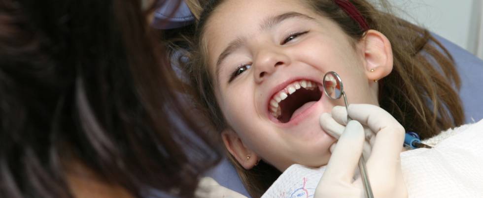 Niña sonriente en dentista