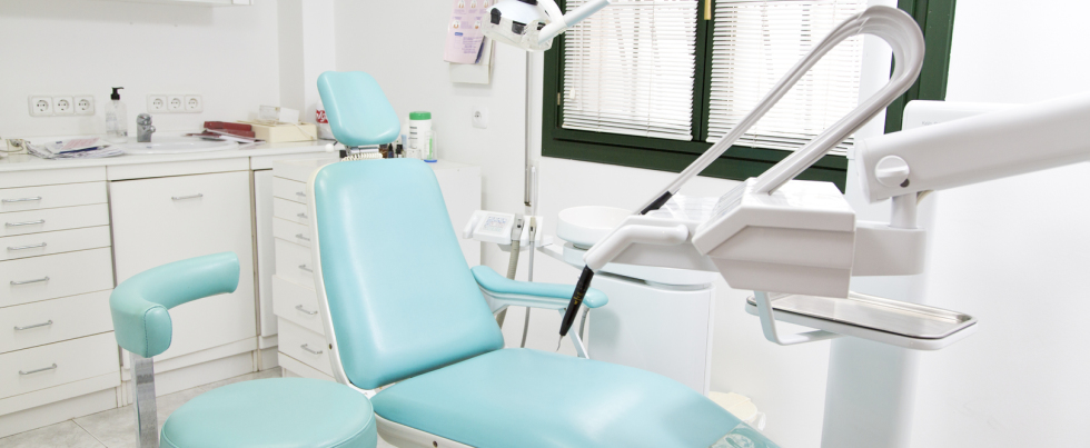 Consultorio dental moderno y vacío
