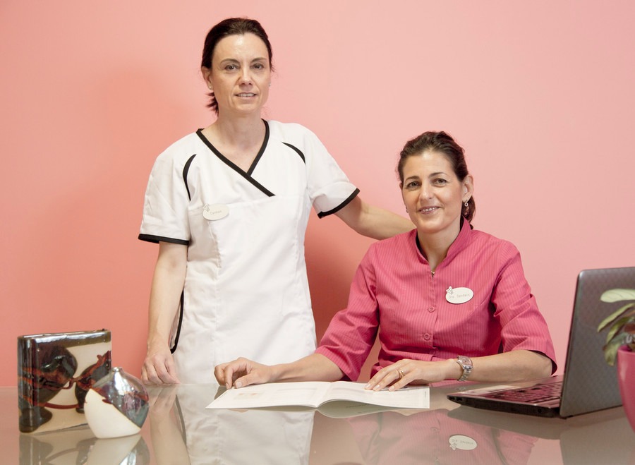 Dos mujeres en un consultorio
